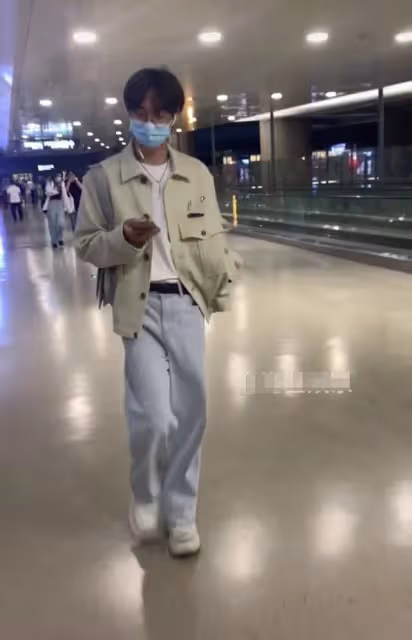 伊能靜兒子現身被圍觀,氣質溫柔走路姿勢太妖嬈,被指女人味十足