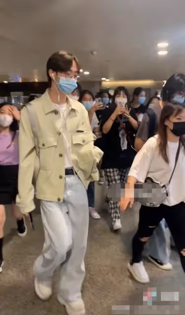 伊能靜兒子現身被圍觀,氣質溫柔走路姿勢太妖嬈,被指女人味十足