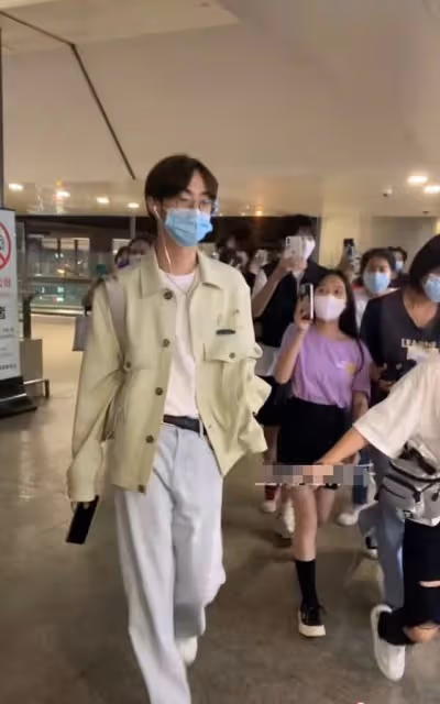 伊能靜兒子現身被圍觀,氣質溫柔走路姿勢太妖嬈,被指女人味十足