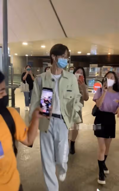 伊能靜兒子現身被圍觀,氣質溫柔走路姿勢太妖嬈,被指女人味十足
