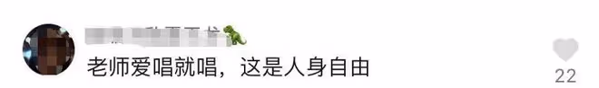 60歲吳瓊曬照意外遭網暴!穿紅戴綠在海邊開心歌舞,被批不合時宜