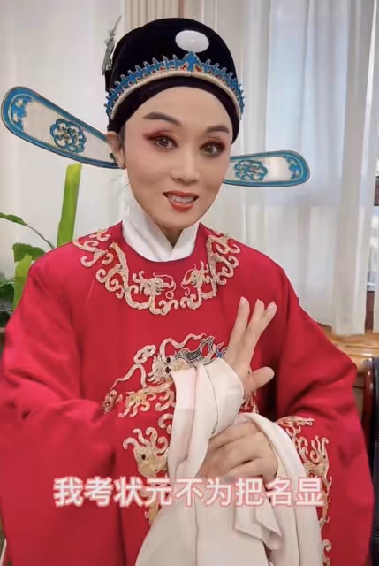 60歲吳瓊曬照意外遭網暴!穿紅戴綠在海邊開心歌舞,被批不合時宜