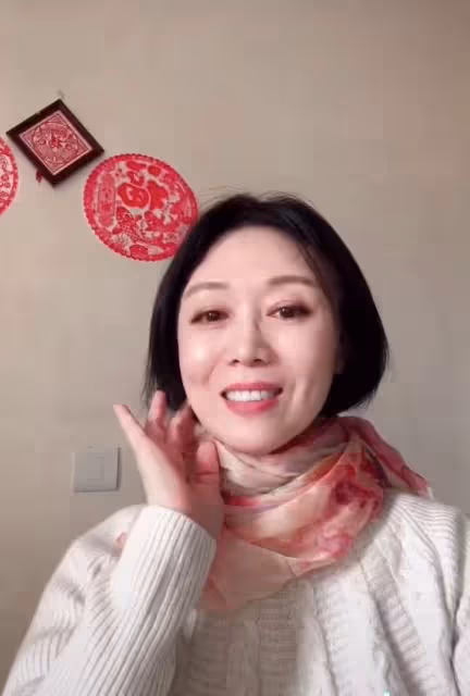 60歲吳瓊曬照意外遭網暴!穿紅戴綠在海邊開心歌舞,被批不合時宜