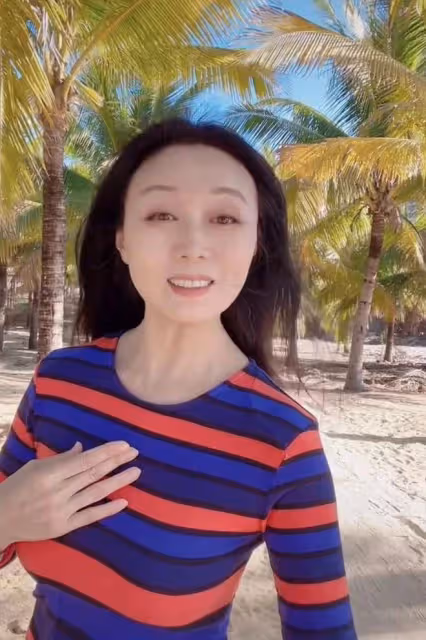 60歲吳瓊曬照意外遭網暴!穿紅戴綠在海邊開心歌舞,被批不合時宜