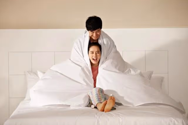 韓佳人&延政勛《兩天一夜》里親了!「搶過老婆雨傘幫撐」閃瞎全場,結婚17年初合體