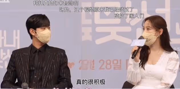 金世正和安孝燮貼臉合影,隔離期曬其送的書和茶:想不磕都難!