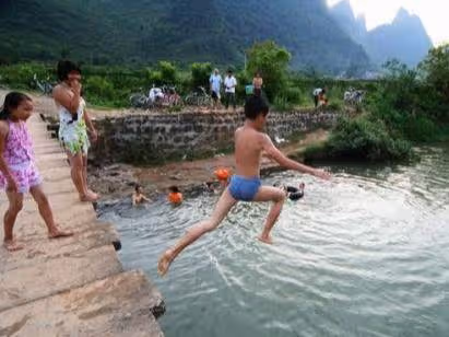 家裡添了妹妹，8歲的姐姐想丟了她，5歲的弟弟說：天黑了明天丟吧