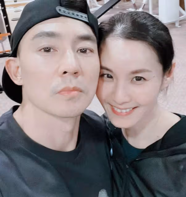 49歲劉畊宏全家移居上海,愜意曬日光浴,豪宅陽臺超大還有跑道能騎車