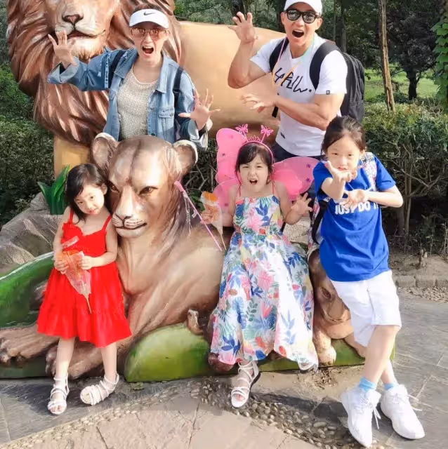 49歲劉畊宏全家移居上海,愜意曬日光浴,豪宅陽臺超大還有跑道能騎車