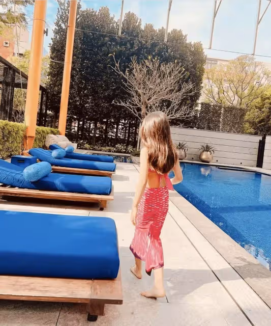 昆凌曬母女美人魚造型,6歲小周周氣質出眾,身材高挑似妙齡少女