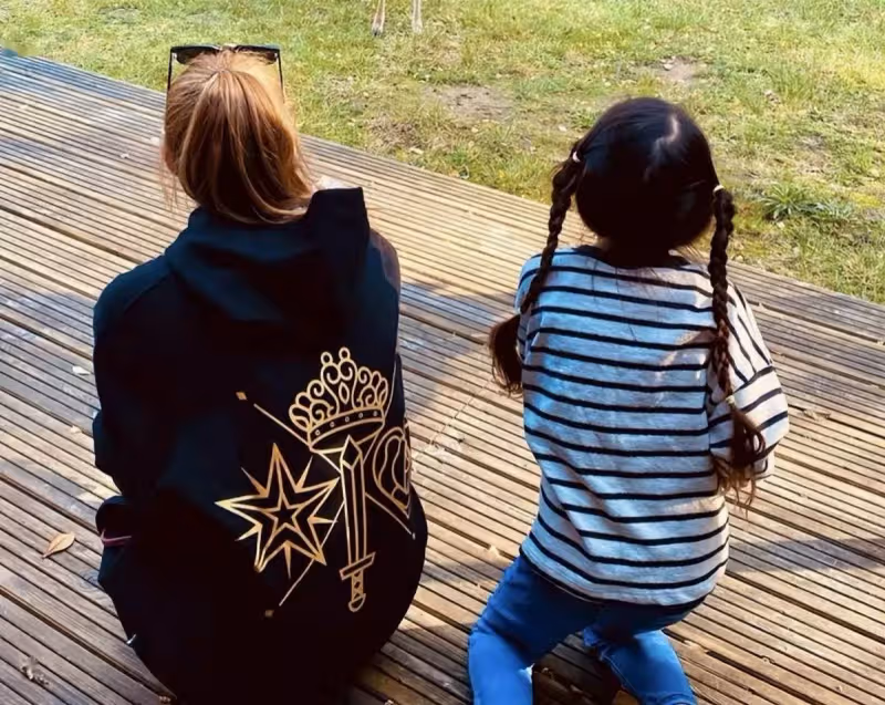 昆凌曬母女美人魚造型,6歲小周周氣質出眾,身材高挑似妙齡少女