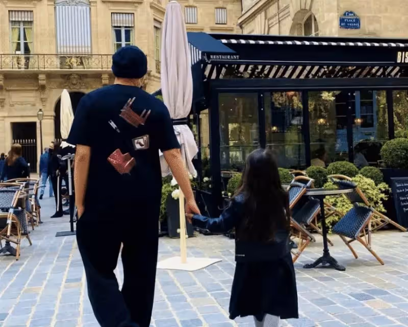 昆凌曬母女美人魚造型,6歲小周周氣質出眾,身材高挑似妙齡少女