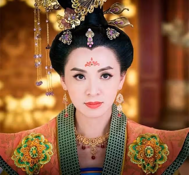 48歲陳煒被求婚後首露面，高調曬八箭八心鑽戒，稱暫時沒生娃計劃