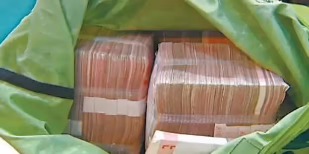 撿到21萬!民工匆忙送警局「失主認領不道謝」就走了 老闆轉身叫住她:你被開除了