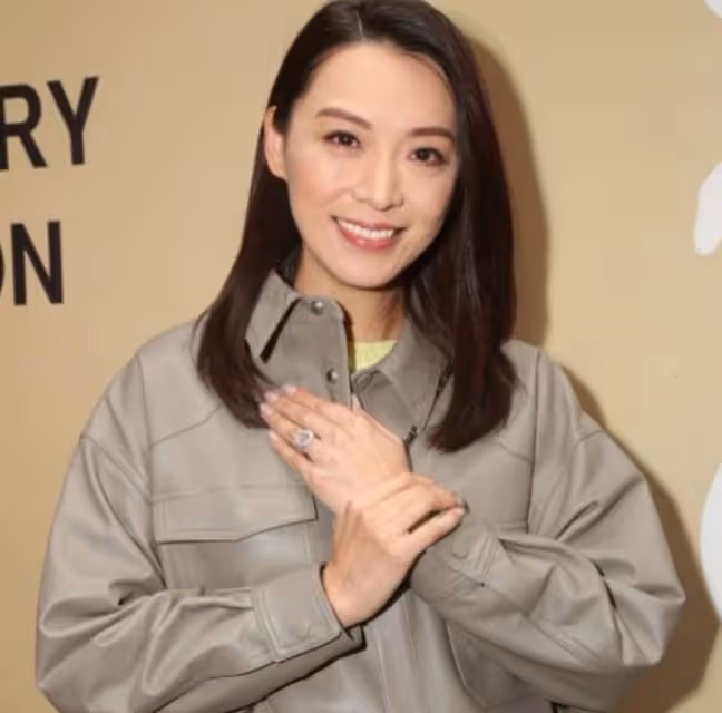 48歲陳煒被求婚後首露面，高調曬八箭八心鑽戒，稱暫時沒生娃計劃