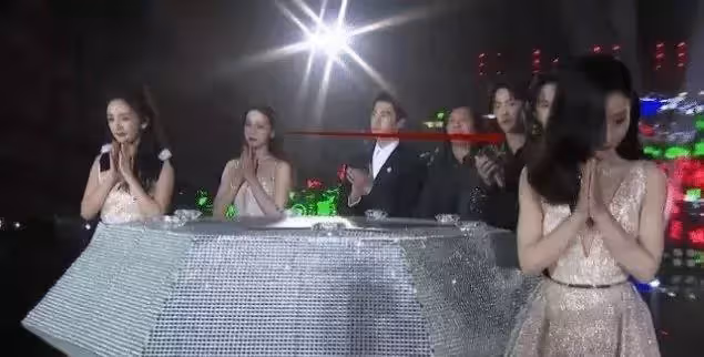 趙麗穎熱巴楊冪罕見同框，關掉十級美顏，真實顏值一目了然