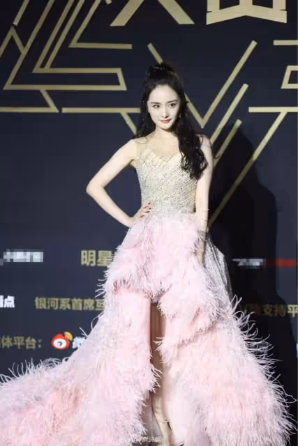 趙麗穎熱巴楊冪罕見同框，關掉十級美顏，真實顏值一目了然