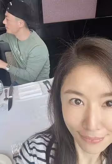 林心如曬與老公六連拍，兩人恩愛互動，霍建華顏值回春少年感十足