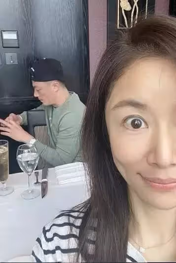 林心如曬與老公六連拍，兩人恩愛互動，霍建華顏值回春少年感十足
