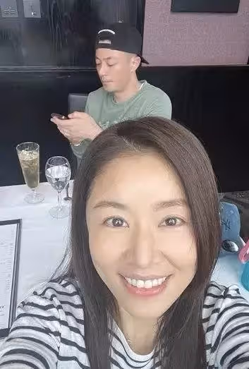 林心如曬與老公六連拍，兩人恩愛互動，霍建華顏值回春少年感十足