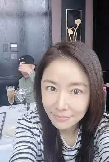 林心如曬與老公六連拍，兩人恩愛互動，霍建華顏值回春少年感十足