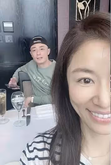林心如曬與老公六連拍，兩人恩愛互動，霍建華顏值回春少年感十足