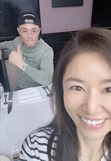 林心如曬與老公六連拍，兩人恩愛互動，霍建華顏值回春少年感十足