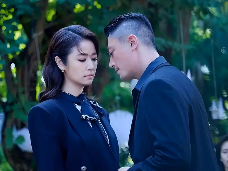 林心如曬與老公六連拍，兩人恩愛互動，霍建華顏值回春少年感十足