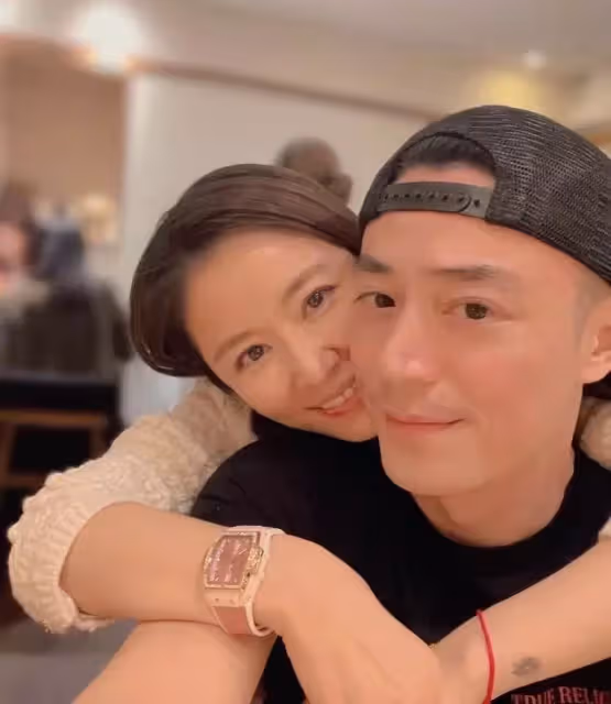 林心如曬與老公六連拍，兩人恩愛互動，霍建華顏值回春少年感十足