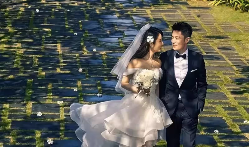 林心如曬與老公六連拍，兩人恩愛互動，霍建華顏值回春少年感十足