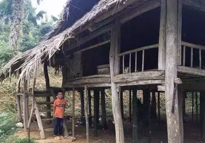 10歲童失去所有家人！拒絕別人領養「自己養活自己」，上學從不曠課，惹人關註：小小年紀真的很讓人佩服