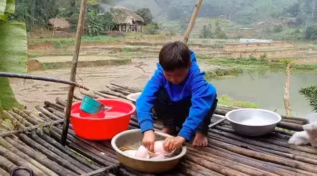 10歲童失去所有家人！拒絕別人領養「自己養活自己」，上學從不曠課，惹人關註：小小年紀真的很讓人佩服