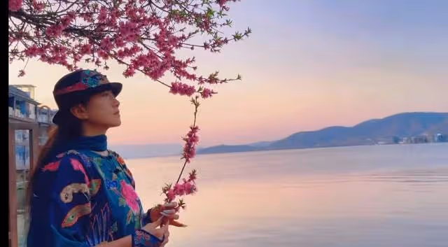楊麗萍穿增高鞋樹林遛狗,席地而坐不拘小節,桌上百元紅酒太搶眼
