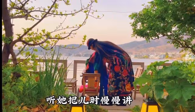 楊麗萍穿增高鞋樹林遛狗,席地而坐不拘小節,桌上百元紅酒太搶眼