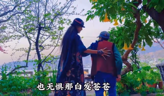 楊麗萍穿增高鞋樹林遛狗,席地而坐不拘小節,桌上百元紅酒太搶眼