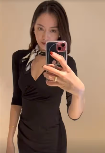 秦漢網紅兒媳穿短裙秀完美身材，女兒已4歲，仍未與孫國豪結婚