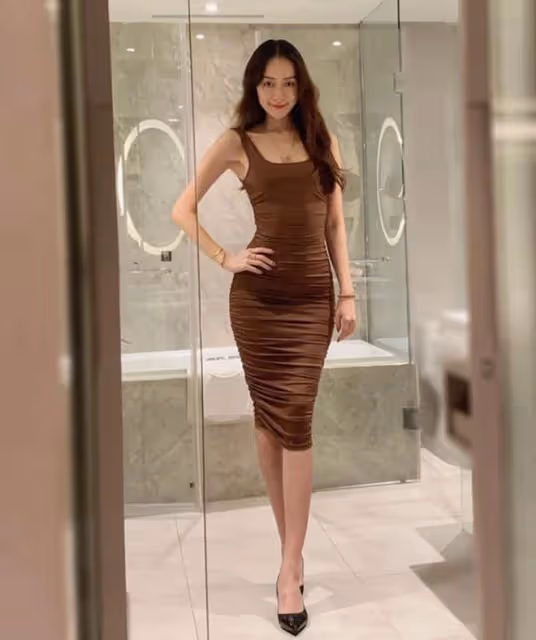 秦漢網紅兒媳穿短裙秀完美身材，女兒已4歲，仍未與孫國豪結婚