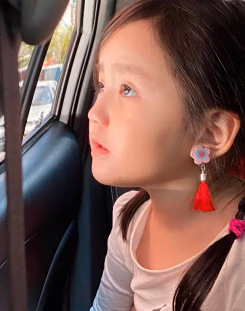 秦漢網紅兒媳穿短裙秀完美身材，女兒已4歲，仍未與孫國豪結婚