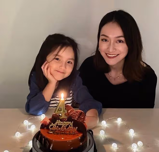 秦漢網紅兒媳穿短裙秀完美身材，女兒已4歲，仍未與孫國豪結婚
