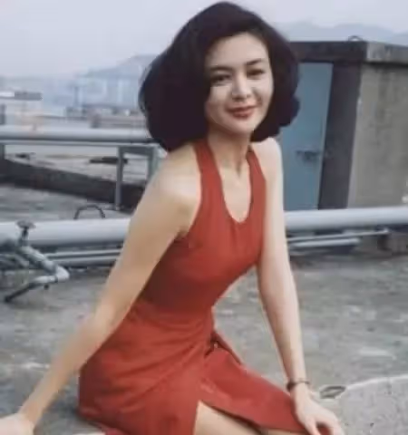 後悔的關之琳：劉德華誇她漂亮像老婆，卻蹉跎半生如今仍單身