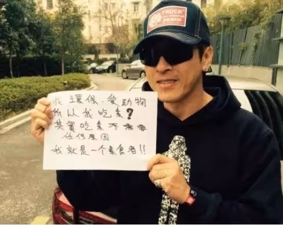 令狐沖呂頌賢，和妻子結婚多年，樂享二人世界不生子，堅持吃素多年：保持年輕的秘訣