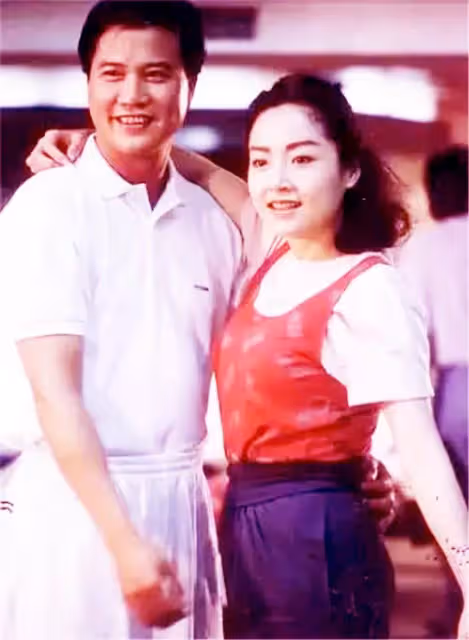對前妻沒有愧疚!萬梓良一婚恬妞「婆媳不和」離婚 和「小16歲妻」再婚生子:愛妻子為她學家鄉話