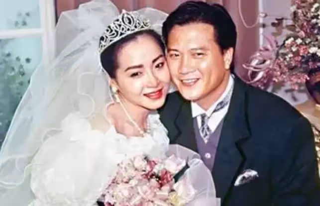 對前妻沒有愧疚!萬梓良一婚恬妞「婆媳不和」離婚 和「小16歲妻」再婚生子:愛妻子為她學家鄉話