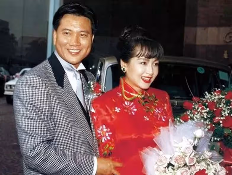 對前妻沒有愧疚!萬梓良一婚恬妞「婆媳不和」離婚 和「小16歲妻」再婚生子:愛妻子為她學家鄉話