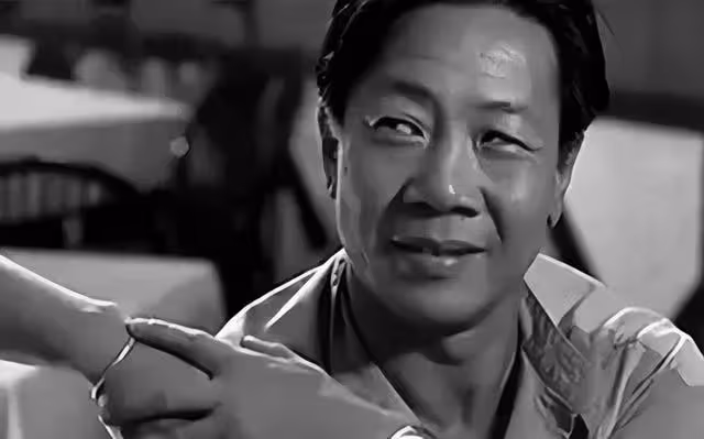 突傳死訊!香港知名老戲骨在睡夢中離世,晚年淒涼獨住養老院多年