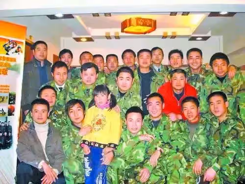 一聲同袍一生情,父意外離去留4歲女「35名軍中同袍搶當爸」 「輪班撫養長大成人」16年後感動全網