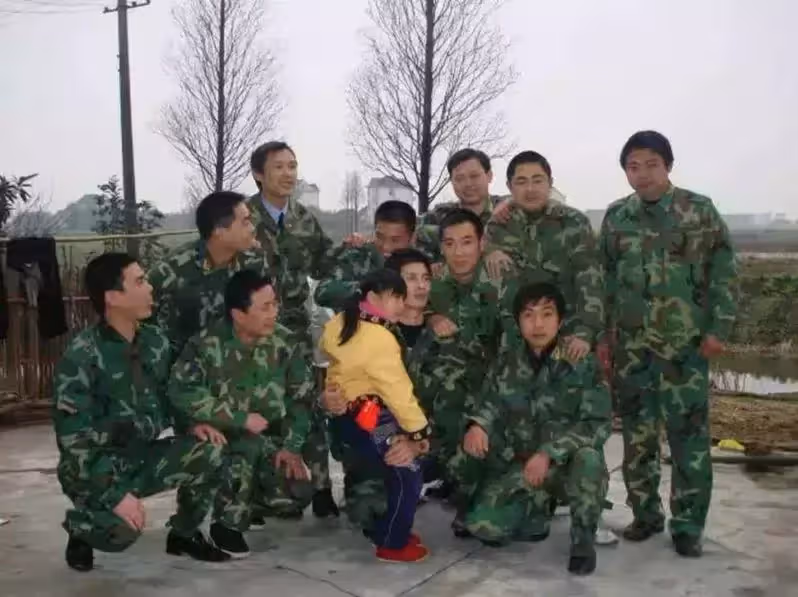 一聲同袍一生情，父意外離去留4歲女「35名軍中同袍搶當爸」　「輪班撫養長大成人」16年後感動全網