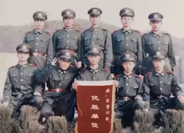 一聲同袍一生情，父意外離去留4歲女「35名軍中同袍搶當爸」　「輪班撫養長大成人」16年後感動全網