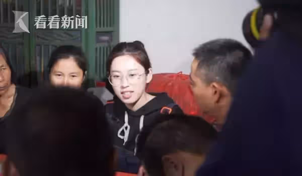一聲同袍一生情，父意外離去留4歲女「35名軍中同袍搶當爸」　「輪班撫養長大成人」16年後感動全網