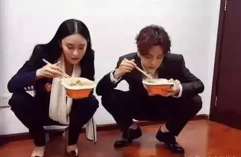 劉德華和彭于晏、baby同在片場吃飯，網友：演員和明星差距一目了然！